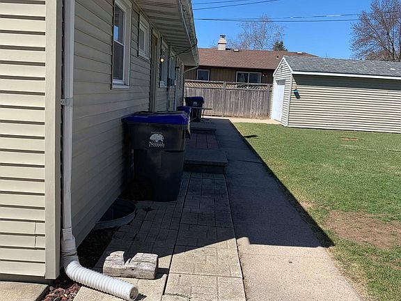 4th image of 1082 Holly Ct