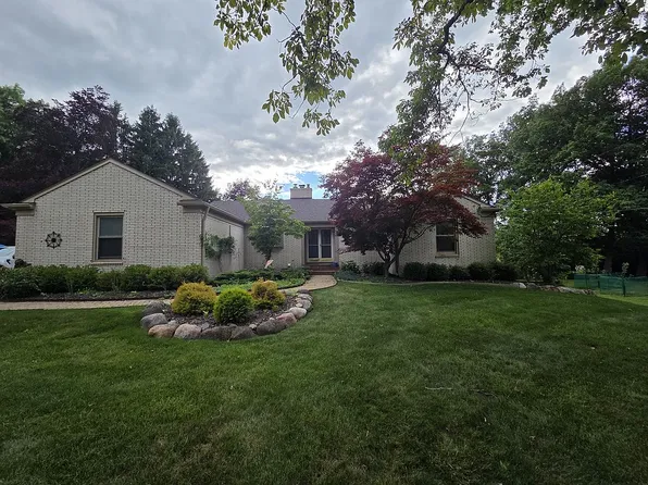 23326 Lowrie Dr, Grosse Ile, MI 48138
