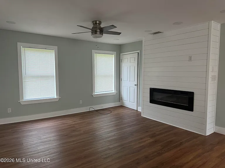 412 Robert St — Photo 3