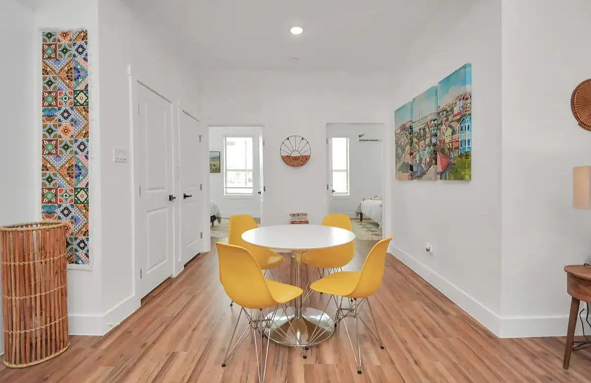 2825 Ball St — Photo 2