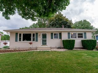 1345 Eisenhower Rd, Hiawatha, IA 52233