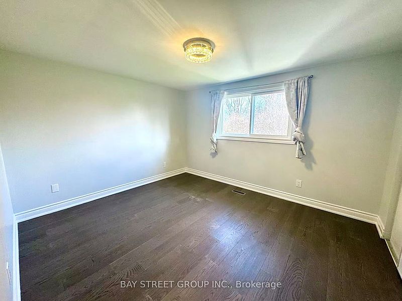 Ajax House for rent - 5 Bedrooms — photo 9