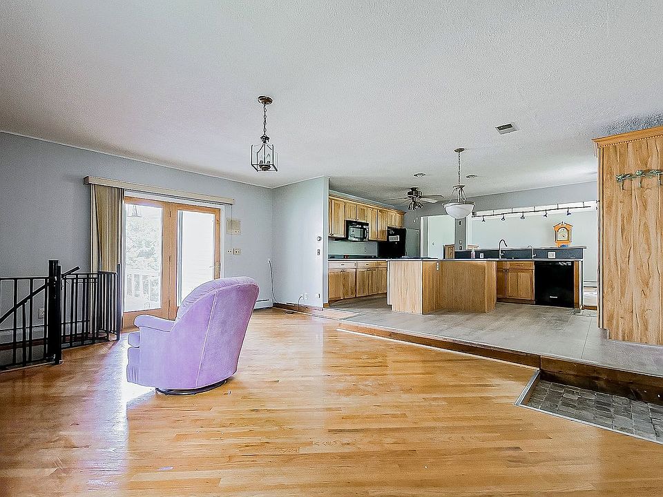 2nd image of 930 Clara St