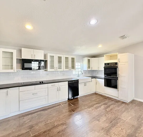 990 E Bay St — Photo 10