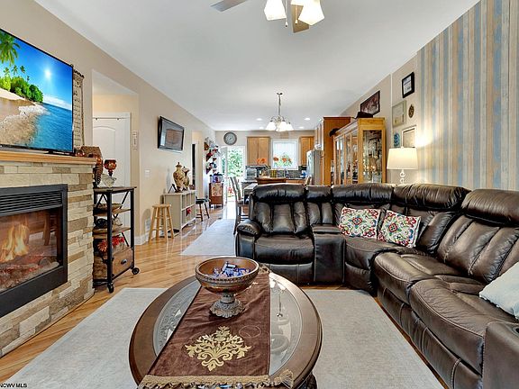 5th image of 44 Brownstone Dr