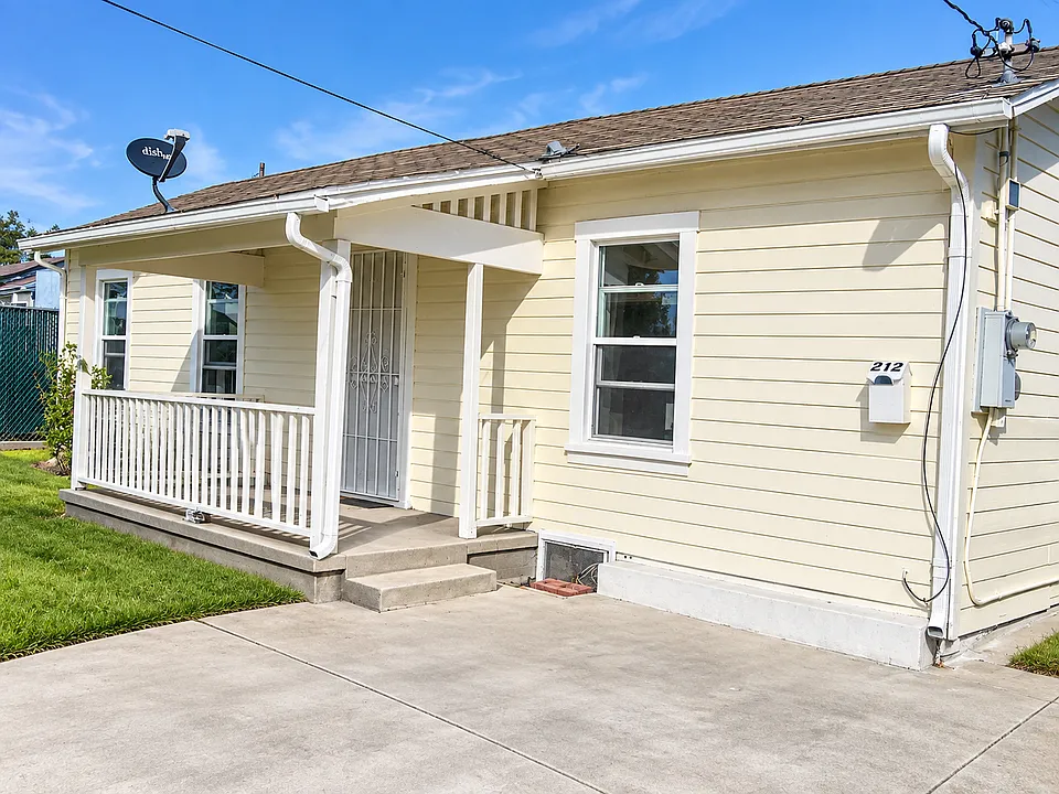 212 Lois St