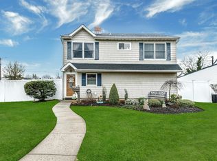 88 Sunrise Ln, Levittown, NY