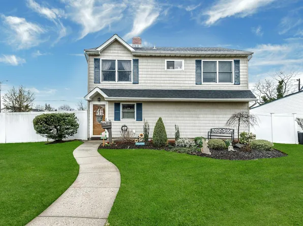 88 Sunrise Lane, Levittown, NY 11756