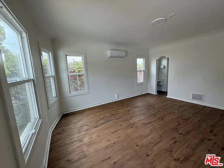 211 S Arnaz Dr #LOWER — Photo 23