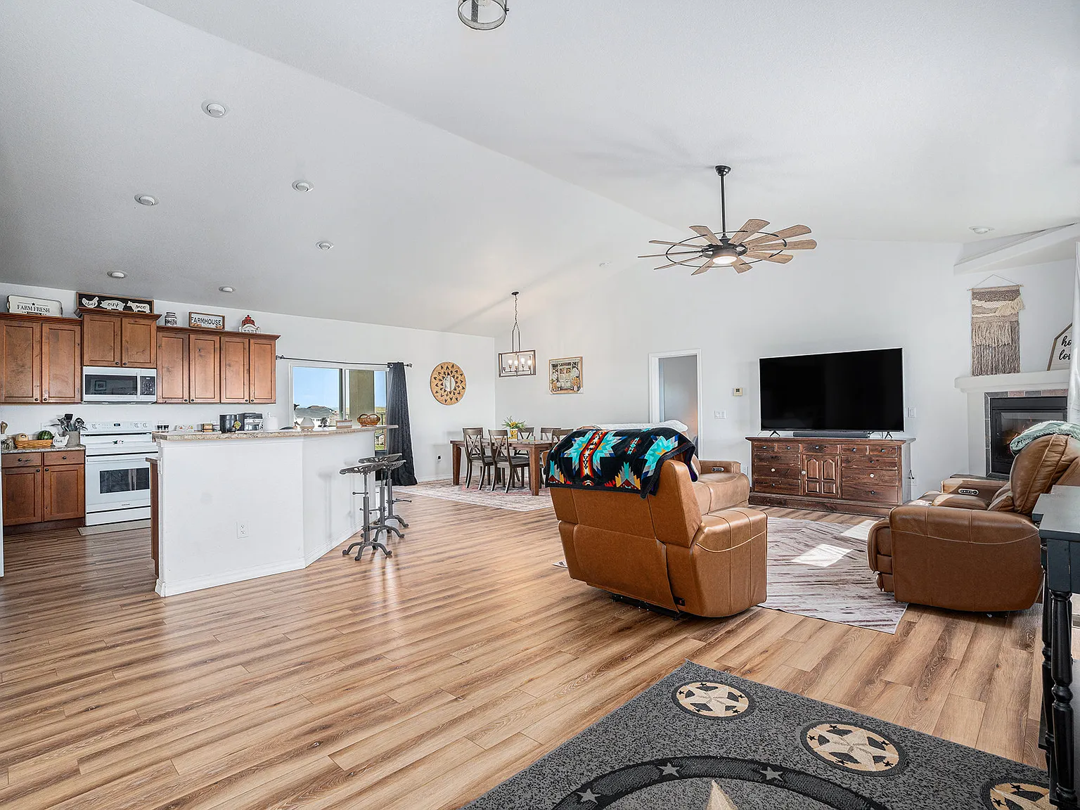 3 bed, 2041 sqft, $3,250 — Photo 4