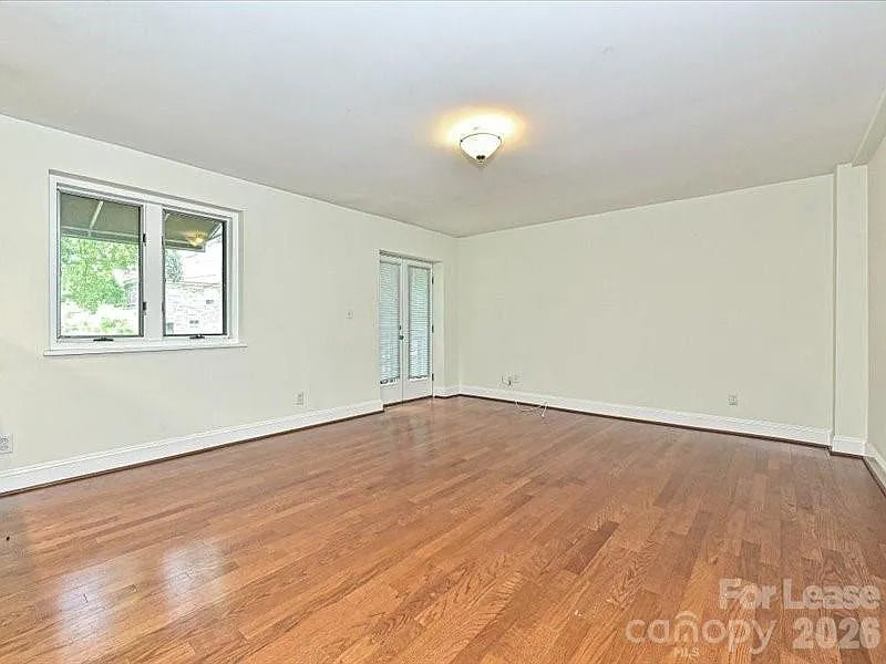 Building Photo - 2441 Vail Ave #C4