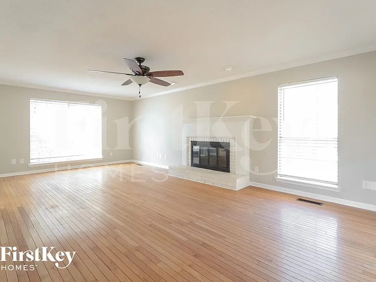 1049 Independence Ct — Photo 3