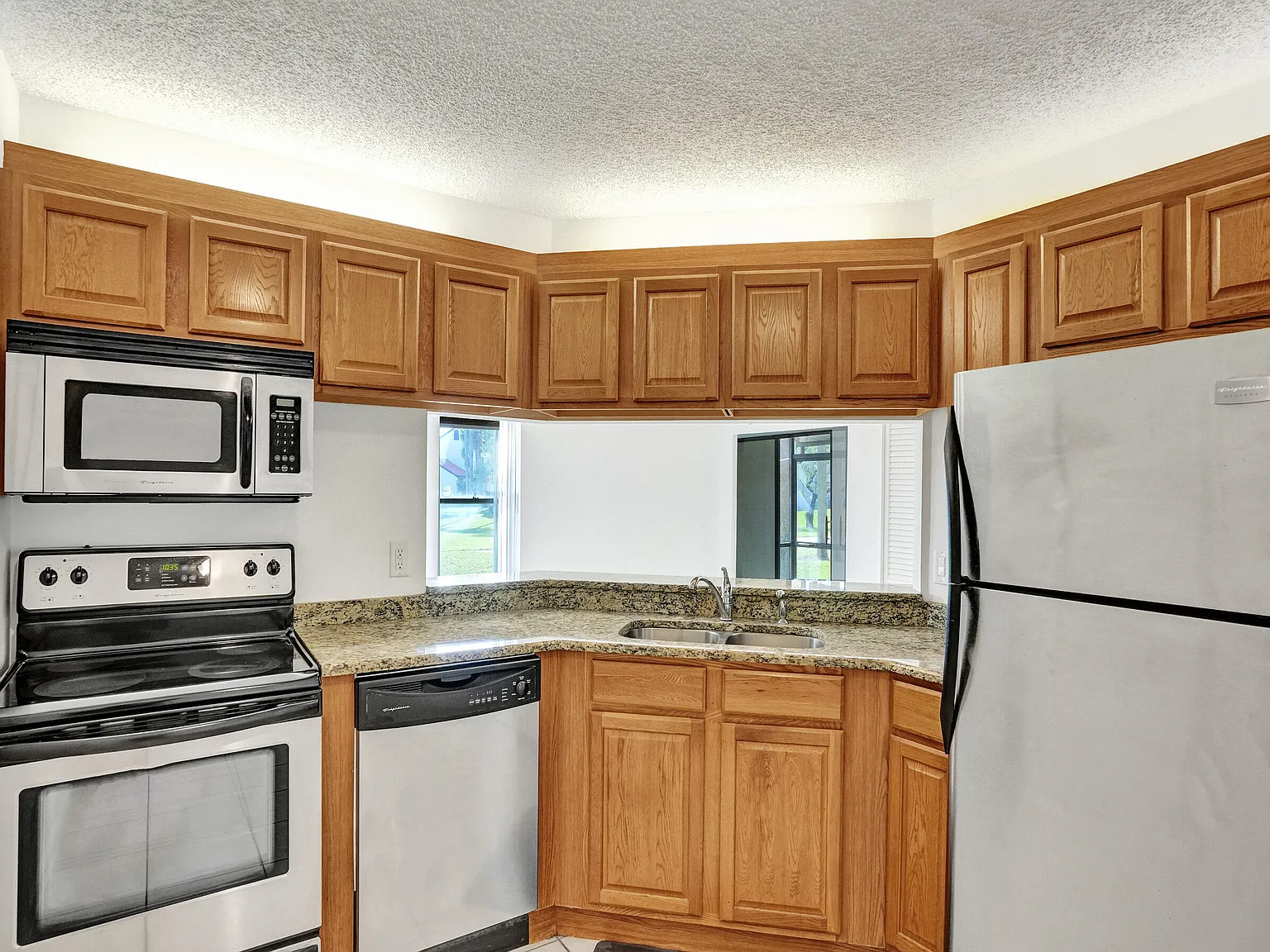 2 bed, 2.0 bath, 996 sqft, $2,399 — Photo 4