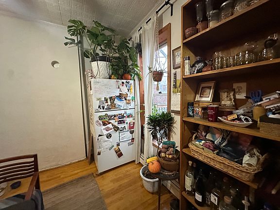 4th image of 374 Columbia St #3