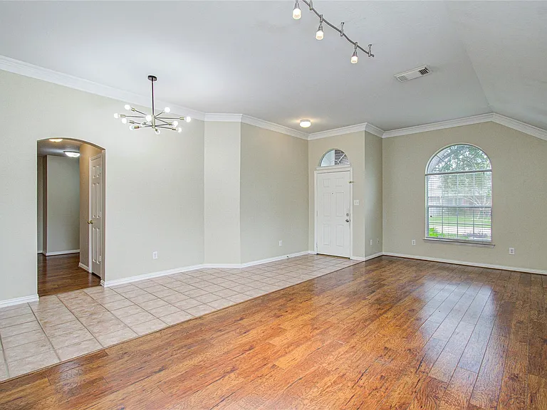18223 Heathridge Ln — Photo 8