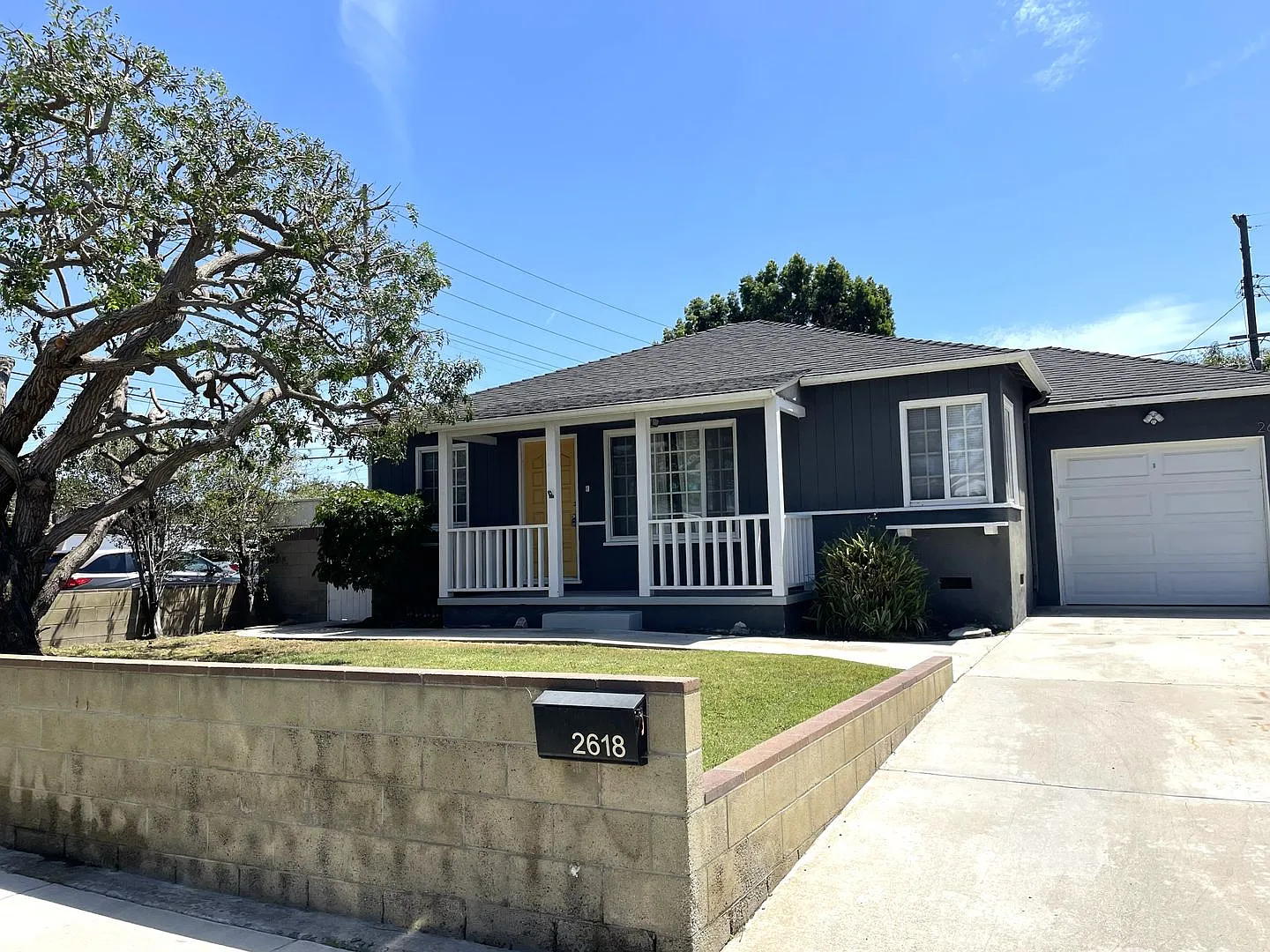 Updated 3 bedroom house with air conditioning and large, private yard — Photo 1