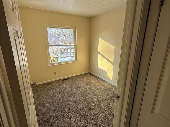 3rd image of 261 Vicksburg Ln