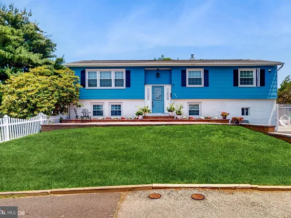 902 New Chestnut St, Bristol, PA 19007