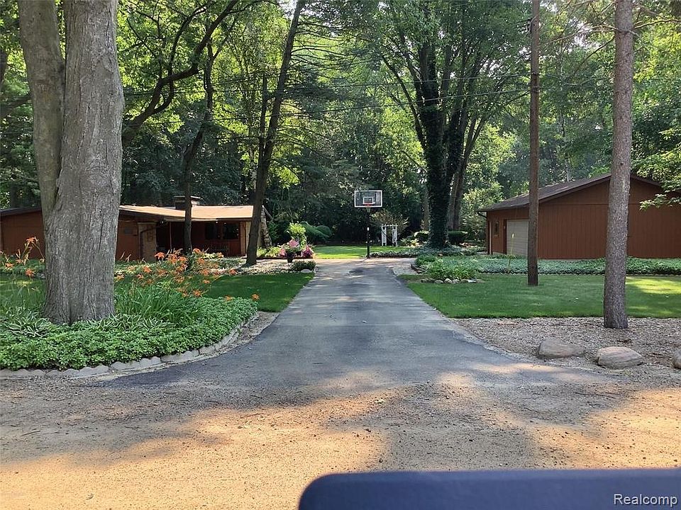 15560 Robinwood Dr, Plymouth, MI 48170 Zillow