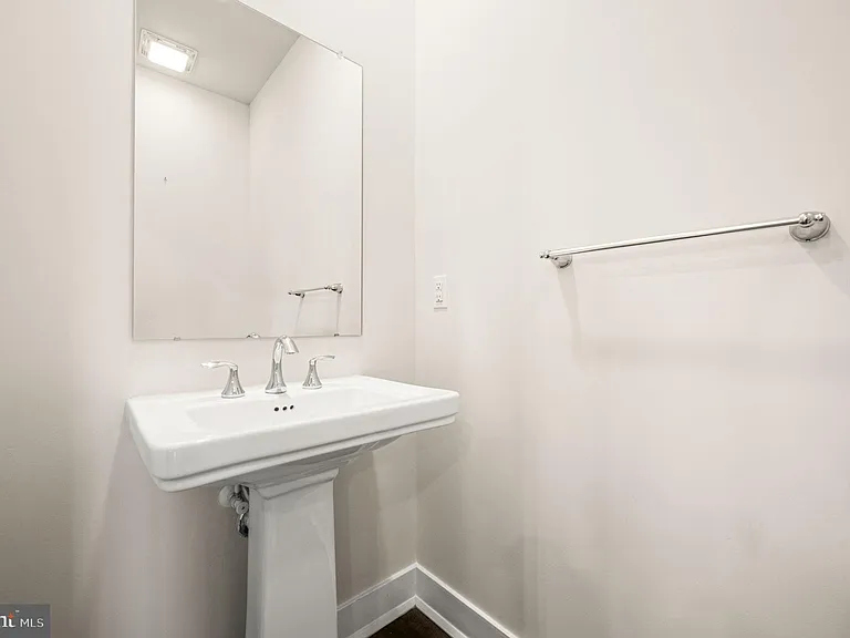 127 Gaslight Aly — Photo 5