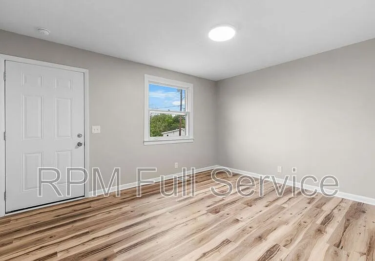 895 W Sharpe Ave #A — Photo 5