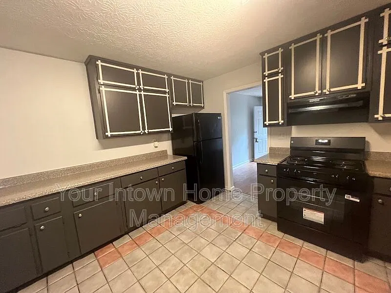 4 bed, 2.0 bath, 1400 sqft, $1,640 — Photo 3