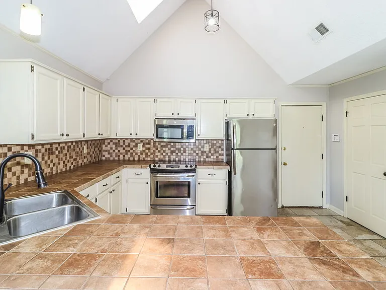 1104 Fox Trace Cv — Photo 8