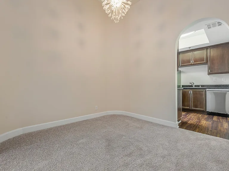 Essex Properties at Miracle Mile — Photo 15