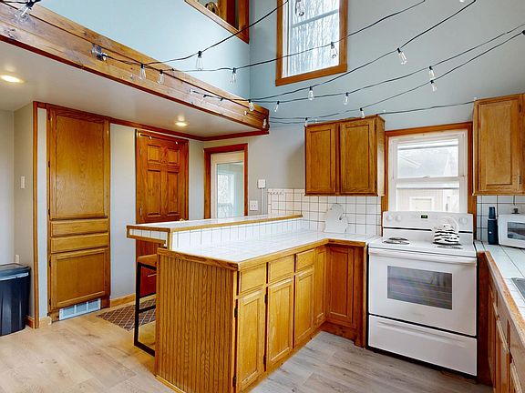 4th image of 421 Harold St