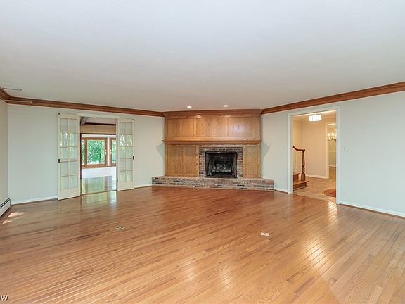 3rd image of 7859 Sugarbush Ln