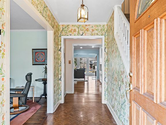 4th image of 353 Colonial Rd