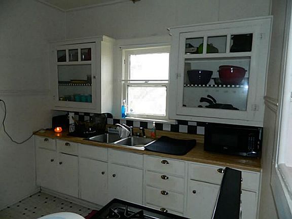 4th image of 1022 W Green St