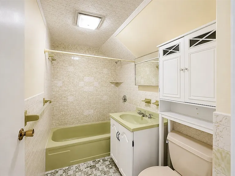 5 Parkdale St #B — Photo 7