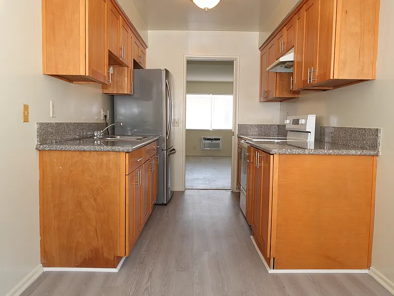 1215 Lyndon St #7 — Photo 3