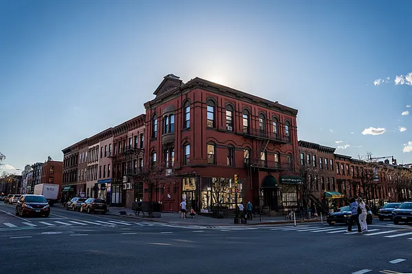 Sold by Verrazano Brokerage Inc | media 31