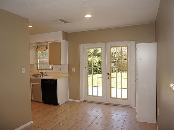 5th image of 2227 Loch Lomond Dr