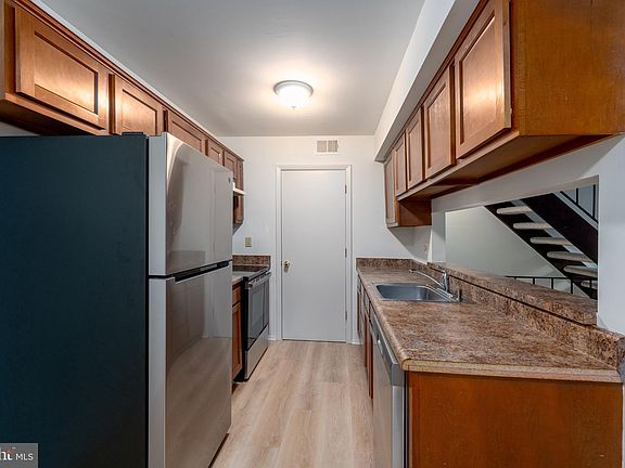 4th image of 72 Ridgelawn Rd #D
