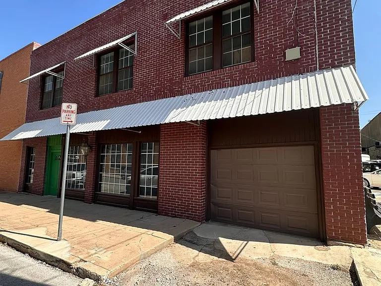 108 E Lee St — Photo 1