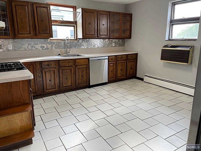 1st image of 45 Bayliss St #2