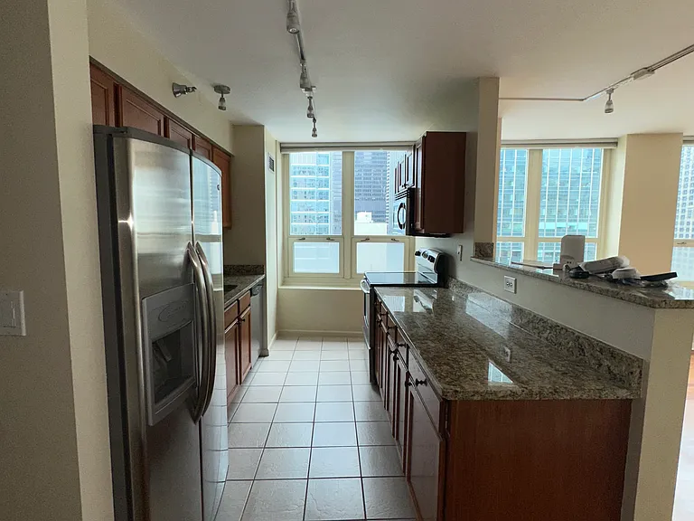 345 N La Salle Dr #2006 — Photo 25