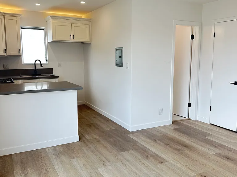1638 Granville Ave #4 — Photo 6