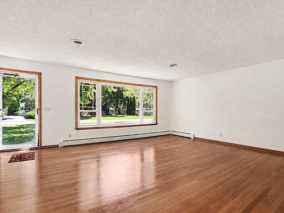 3rd image of 41 E Larkspur Ln