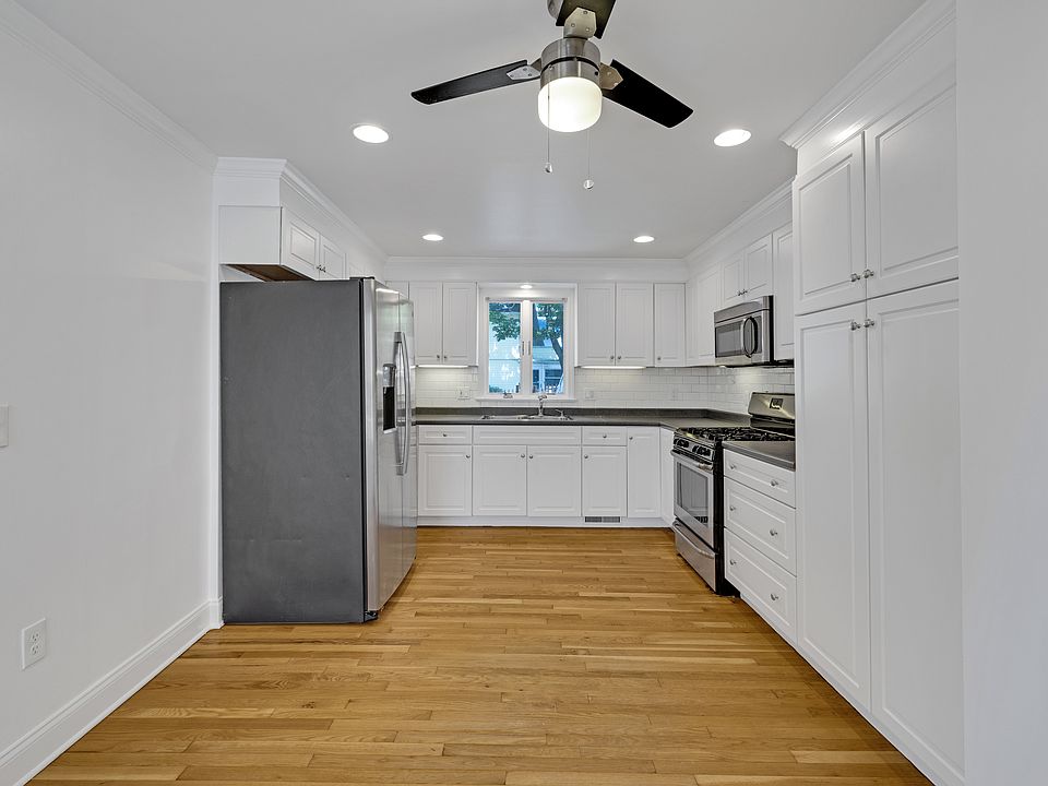 Eat-in-kitchen