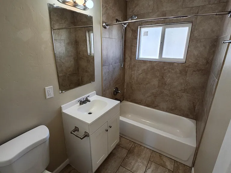 2116 N Bell Ave — Photo 10