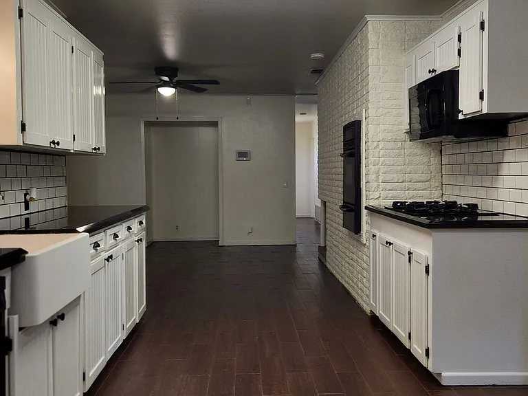2601 Greenwood St — Photo 9