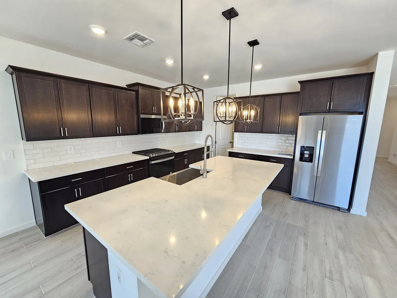 5 bed, 2438 sqft, $2,650 — Photo 3