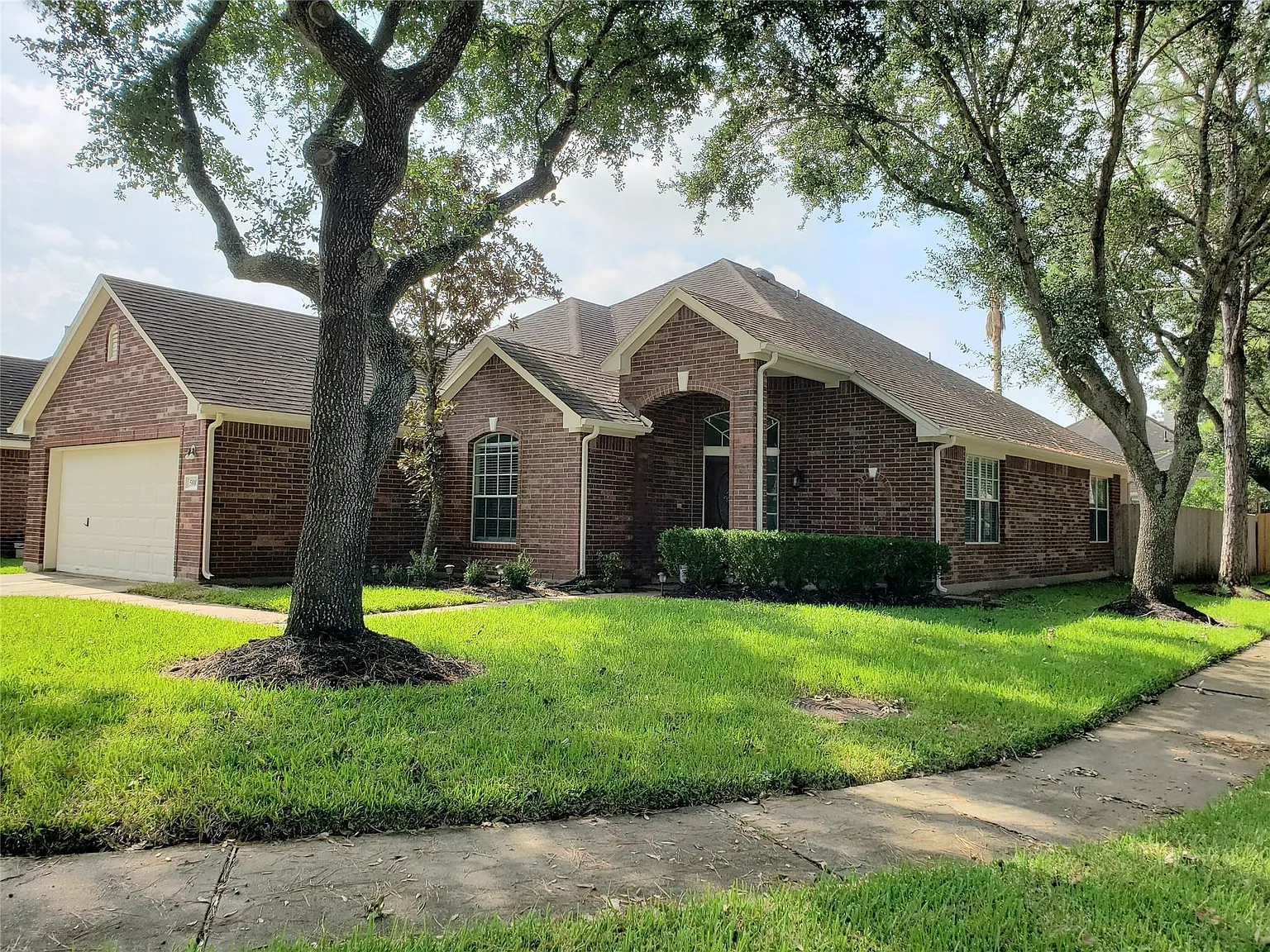 3 bed, 2.0 bath, 1997 sqft, $2,300 — Photo 2
