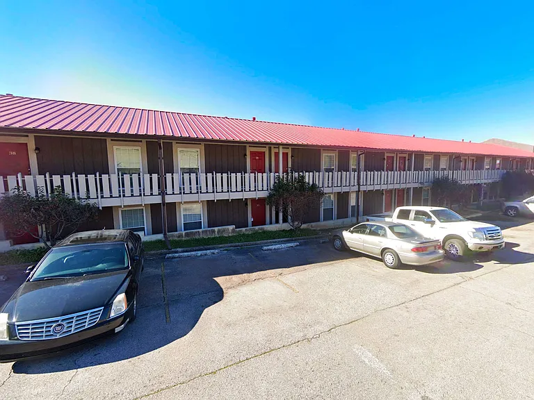 Red Top Apartments — Photo 15