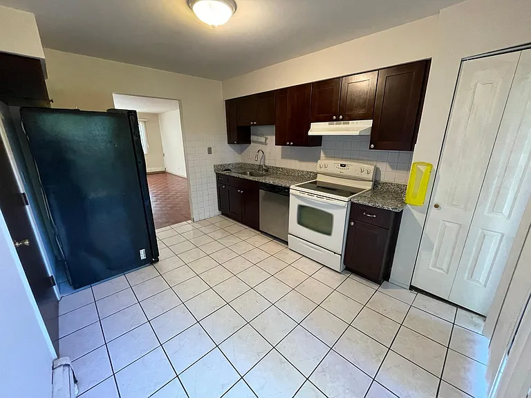 1702 W Victoria Dr #202 — Photo 2