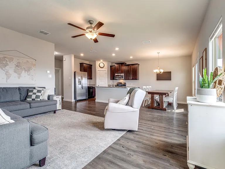 2427 Valencia Crst — Photo 8